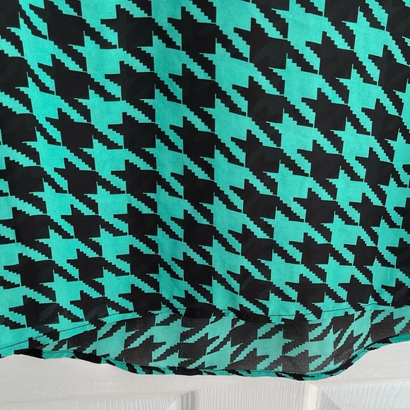 Blouse NWT Green & Black W/White Mesh At The Top, Women’s Size XS - Picture 2 of 6